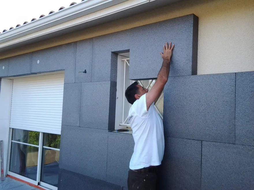 Pose de panneaux isolants sur une façade de maison